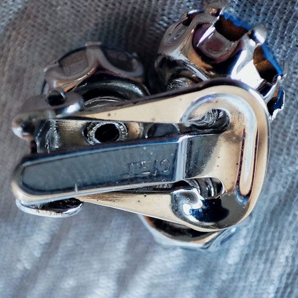 Aurora Borealis Blue Round Vintage Crystal Clip Earrings Prong Set Signed WEISS? - Picture 7 of 11